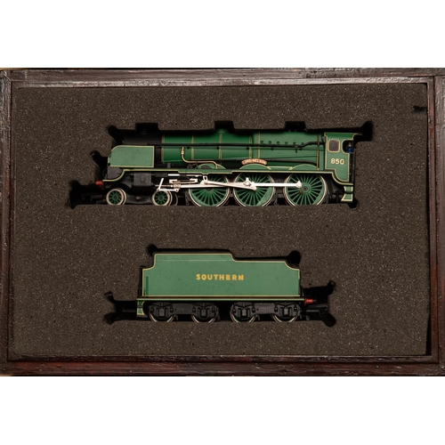 118 - 2 Bachmann 'OO' gauge Locomotives. An LNER class B1 4-6-0 Tender Locomotives, 'Mayflower', RN 1306. ... 