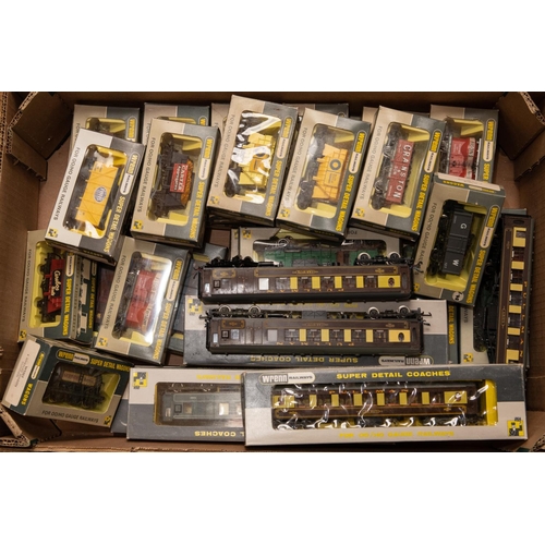 132 - 34x Wrenn Railway OO gauge items. 7x Pullman Cars; 4x in chocolate and cream livery and 3x in blue a... 