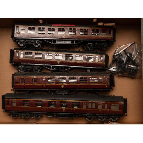 149 - 4x O gauge LMS corridor coaches, probably by Leeds Model Co. Including; a 12-wheel Dining Car, Full ... 