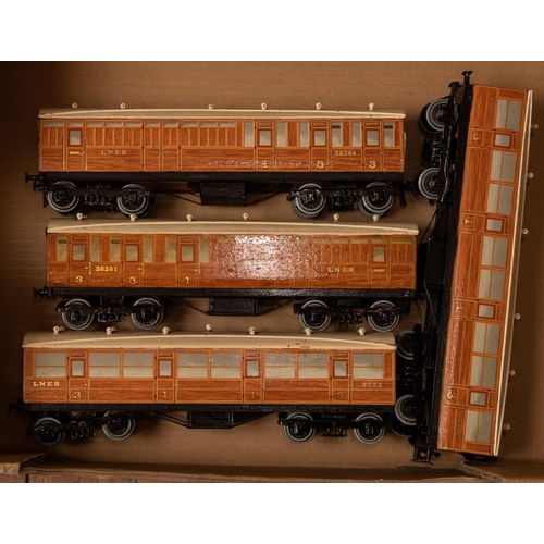 150 - 4x O gauge LNER bogie coaches by Leeds Model Co. / Stedman, etc. Wooden bodies and paper sides, with... 