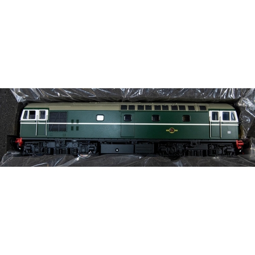166 - A Heljan O gauge BR Class 33 diesel Bo-Bo locomotive. In lined green livery (33901). For 2-rail runn... 