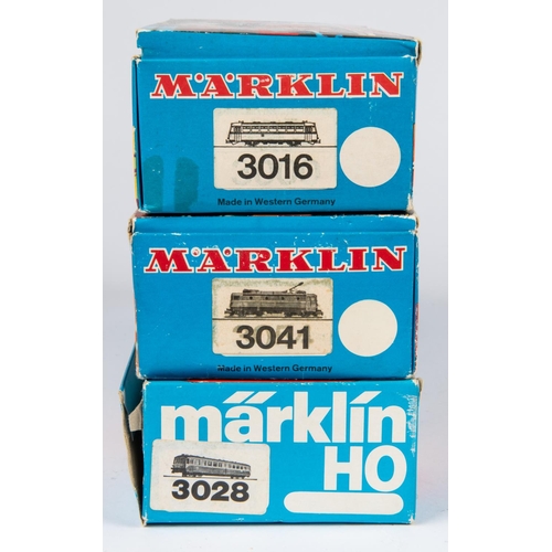 92 - 3 Marklin 'HO' gauge items. A DB Bogie Diesel Railcar (3028). RN 515 023-0. In blue & cream livery. ... 