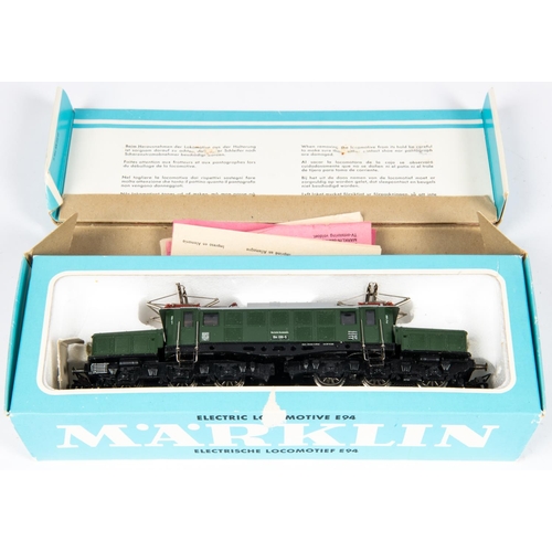 98 - A Marklin 'HO' gauge class E94 Crocodile Electric Locomotive with twin pantographs (3022). RN 194 09... 