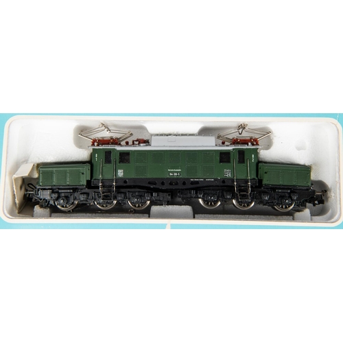 98 - A Marklin 'HO' gauge class E94 Crocodile Electric Locomotive with twin pantographs (3022). RN 194 09... 