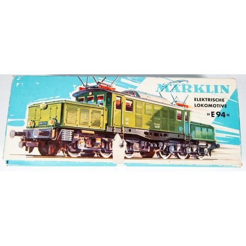 98 - A Marklin 'HO' gauge class E94 Crocodile Electric Locomotive with twin pantographs (3022). RN 194 09... 
