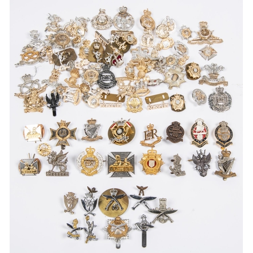 159 - 14 ERII military cap badges, including some officers; 9 modern Gurkha cap badges, including several ... 