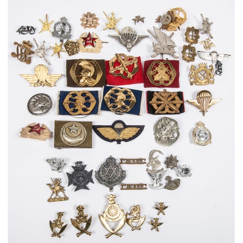 161 - Approximately 55 mainly modern foreign military cap and collar badges etc, including French parachut... 