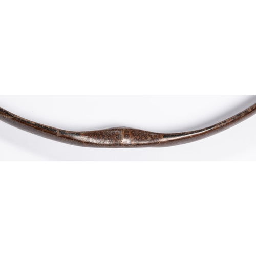 390 - An 18th century Indian composite bow, with gold on dark lacquer decoration overall. GC for age, the ... 