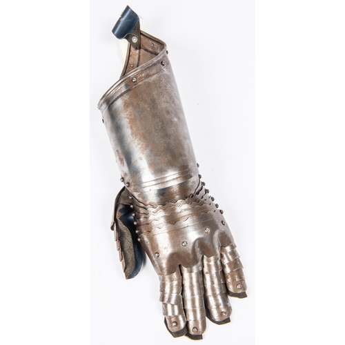 417 - A good quality reproduction armour gauntlet, constructed of riveted steel with articulated fingers. ... 