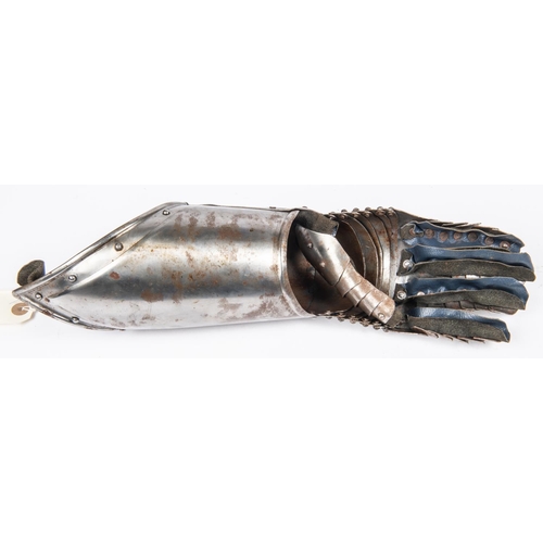 417 - A good quality reproduction armour gauntlet, constructed of riveted steel with articulated fingers. ... 