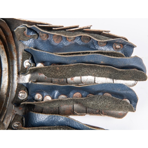 417 - A good quality reproduction armour gauntlet, constructed of riveted steel with articulated fingers. ... 