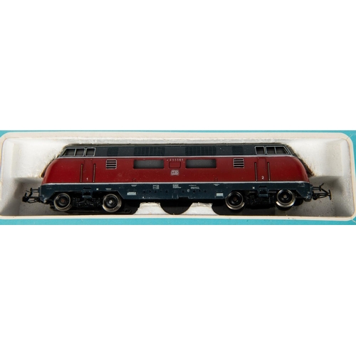 143 - A Marklin 'HO' gauge DB class V200 Bo-Bo Diesel Locomotive (3021). RN V200 060 in red and black live... 