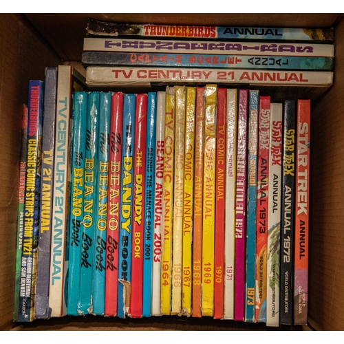 104 - 34x Star Trek, Stingray, Beano, TV Comic, etc Annuals from the 1960s onwards. Including; 1960s/70s S... 