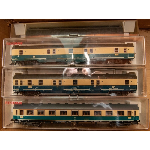 117 - 10 Fleischmann HO Corridor Coaches. 5x DB in orange and silver, 2x 5173, 3x 5183. Plus 2x DB in silv... 