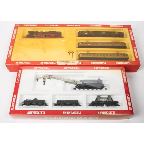 124 - A Fleischmann HO DB suburban passenger train set 324. Comprising a Class 65 2-8-4 tank locomotive, R... 