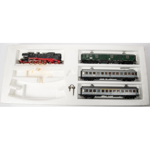 124 - A Fleischmann HO DB suburban passenger train set 324. Comprising a Class 65 2-8-4 tank locomotive, R... 