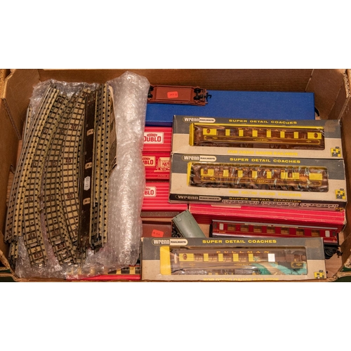 180 - Quantity of OO railway. 3x Wrenn Pullman Cars, Aries, Car 73 and Car 77, all boxed. Plus Hornby Dubl... 