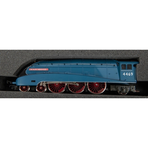 196 - A Hornby Railways OO gauge presentation set. Comprising 3x Class A4 4-6-2 tender locomotives, all as... 