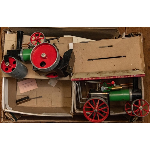 240 - 3 Mamod live steam items. An SW1 Steam Wagon, in green, cream and red livery. A TE1A Steam Tractor, ... 