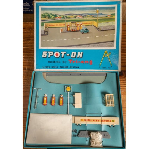 289 - Spot-On L.162A SHELL Filling Station. A self-assembly reversable kit, with pumps, light, sign, pay b... 