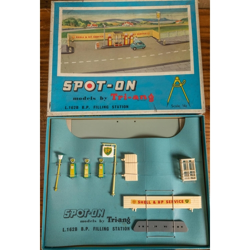 290 - Spot-On L.162B B.P. Filling Station. A self-assembly reversable kit, with pumps, light, sign, pay bo... 