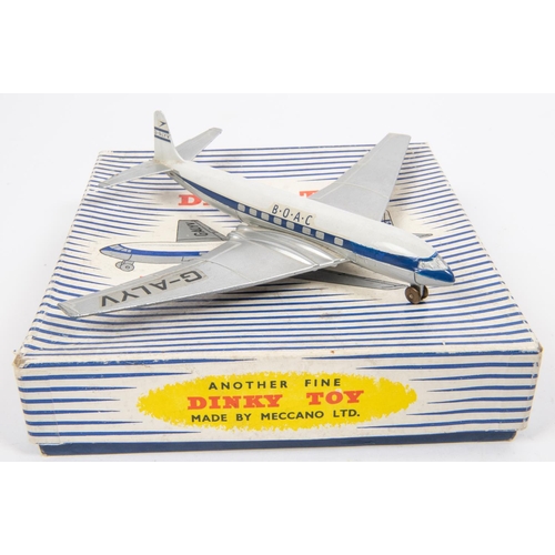 473 - 3x Dinky Toys and Suopertoys. DH Comet Airliner (999) in white and blue BOAC livery with silver wing... 