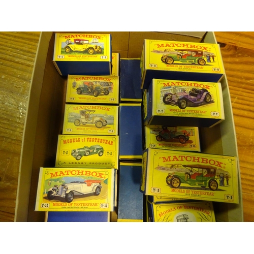 394 - 23x Matchbox Models of Yesteryear in early matchbox style boxes. 5x examples with line drawn artwork... 