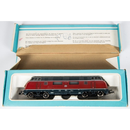 162 - A Marklin 'HO' gauge DB class V200 Bo-Bo Diesel Locomotive (3021). RN V200 060 in red and black live... 