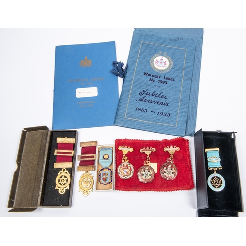 39 - 2 gilt Masonic medals, 4 gilt and enamel Steward's jewels; a gilt Masonic Centenary jewel 1983 and 1... 