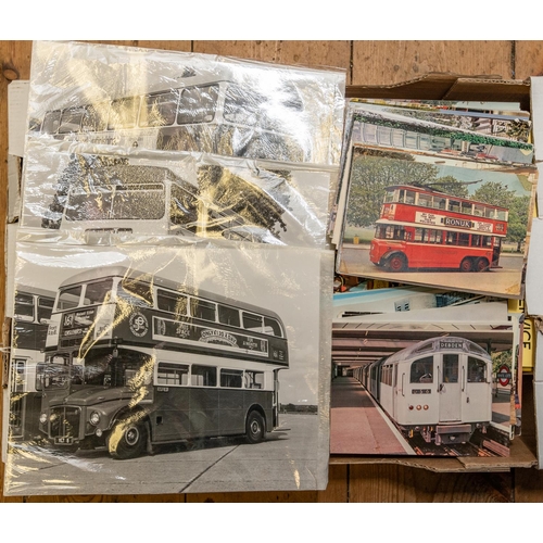 101 - A quantity of London Transport, railway, etc related badges and publications. Including 5x cap badge... 