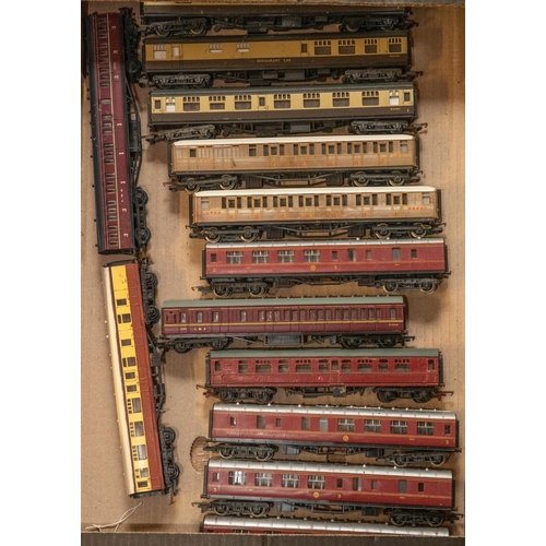 168 - 40+ OO gauge railway items by Hornby, Mainline, Dapol, etc. Including 7x locomotives; A GWR Manor Cl... 