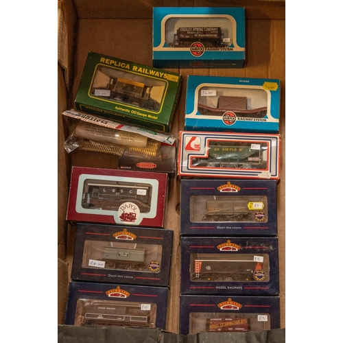 171 - 20x OO gauge railway by Dapol, Bachmann Branch-line, Airfix, etc. Including 2x locomotives; a BR Cla... 