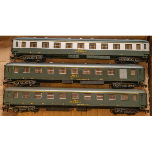 175 - 11x O gauge railway by Lima. Including an LMS Class 4F 0-6-0 tender locomotive, 4683, in maroon. A B... 