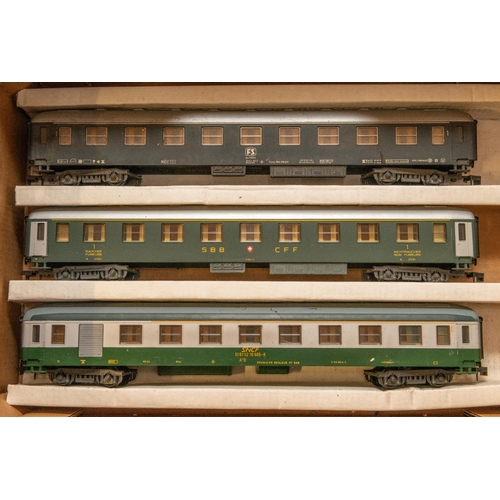 175 - 11x O gauge railway by Lima. Including an LMS Class 4F 0-6-0 tender locomotive, 4683, in maroon. A B... 