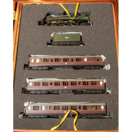 207 - A Bachmann Branchline OO gauge The Elizabethan train set. BR Class A4 4-6-2 locomotive, Silver Fox 6... 