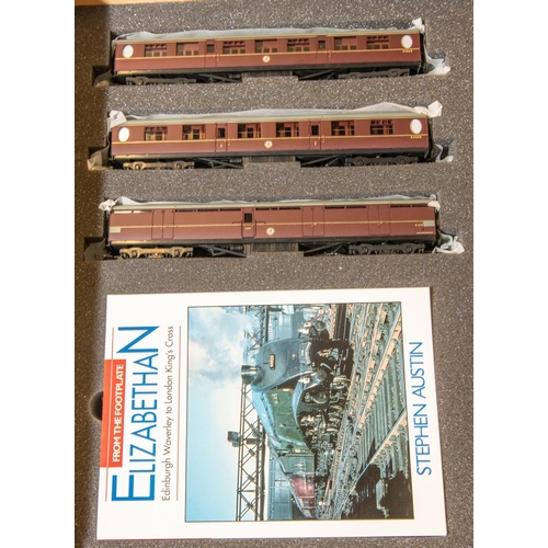 207 - A Bachmann Branchline OO gauge The Elizabethan train set. BR Class A4 4-6-2 locomotive, Silver Fox 6... 