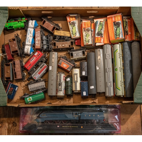 274 - A quantity of various makes. Including OO gauge railway items; 25+ freight wagons, coaches, etc. A s... 