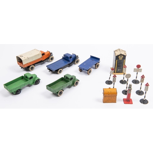 393 - 5x Dinky Toys commerical vehicles, all with first type smooth black wheels, and 4x examples with whi... 