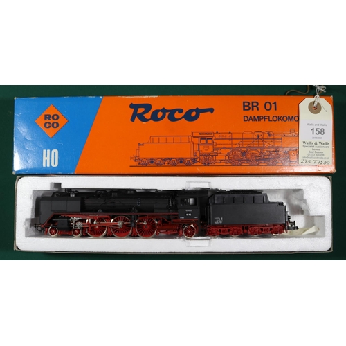 158 - RoCo HO DB Class 01 4-6-2 steam tender locomotive. RN 01-112. In black and red livery. (04119A). Box... 