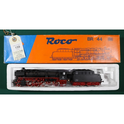 159 - RoCo HO DB Class 044 2-10-0 steam tender locomotive. RN 044-188-1. In black and red livery. (04126B)... 