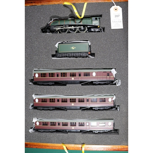 207 - A Bachmann Branchline OO gauge The Elizabethan train set. BR Class A4 4-6-2 locomotive, Silver Fox 6... 