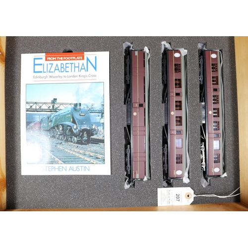 207 - A Bachmann Branchline OO gauge The Elizabethan train set. BR Class A4 4-6-2 locomotive, Silver Fox 6... 