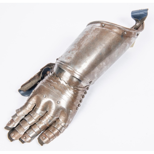 383 - A good quality reproduction armour gauntlet, constructed of riveted steel with articulated fingers. ... 