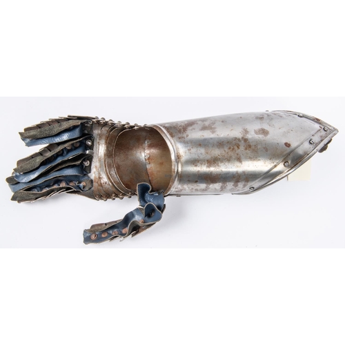 383 - A good quality reproduction armour gauntlet, constructed of riveted steel with articulated fingers. ... 