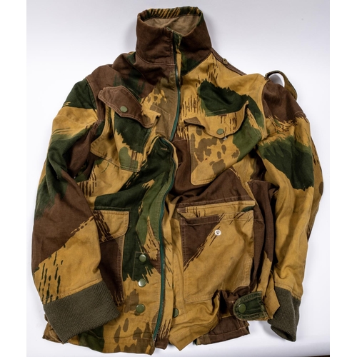 235 - A good example of a post WWII Airborne troops Dennison smock, woollen cuffs, complete with gusset pa... 