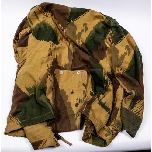 235 - A good example of a post WWII Airborne troops Dennison smock, woollen cuffs, complete with gusset pa... 