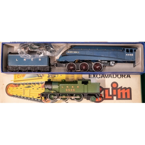 101 - 2x Hornby Dublo locomotives for 3-rail running. A repainted LNER Class N2 0-6-2T locomotive, 9596, i... 