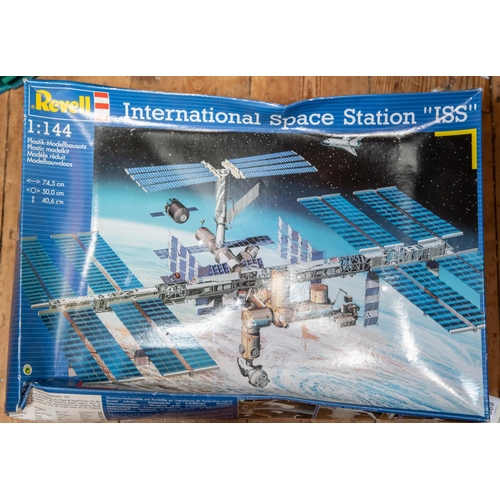 369 - Revell 1:144 scale International space staion 