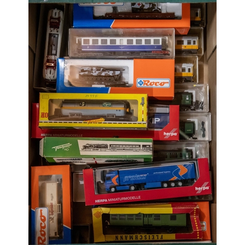 48 - Quantity of HO locomotives and rolling stock. A DB Class 141 Bo-Bo electric locomotive, RN141-441-6 ... 