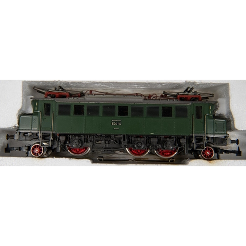 51 - Marklin HO gauge railway train pack (2850). Comprising Deutsche Reichsbahn electric pantograph locom... 